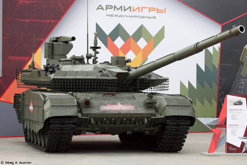 Танк Т-90М. Позади люка командира находится панорамный прицел/прибор наблюдения и пулемётная установка. Источник: moddb.com