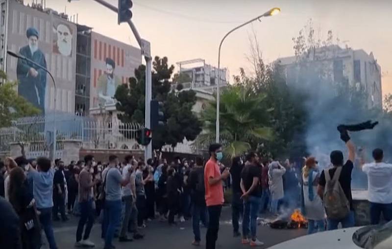 Западные СМИ активно раскручивают историю с «протестами школьниц» в Иране