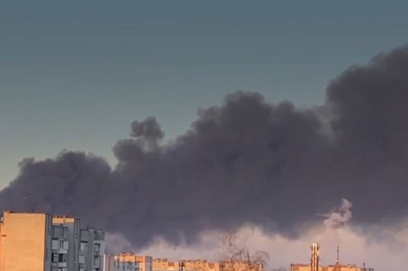После российских «прилётов» в небе над Львовом наблюдается облако чёрного дыма