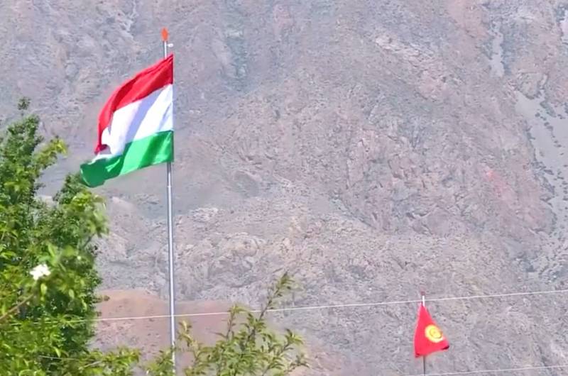 Киргизский депутат: Таджикские военные подвозят к границе оружие и роют окопы