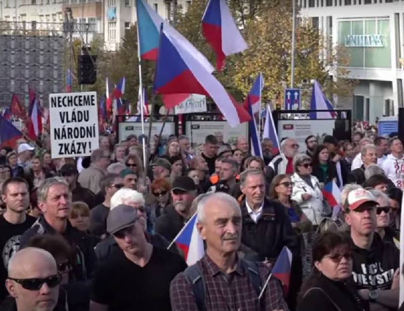 Жители Праги вышли на новую многотысячную акцию протеста