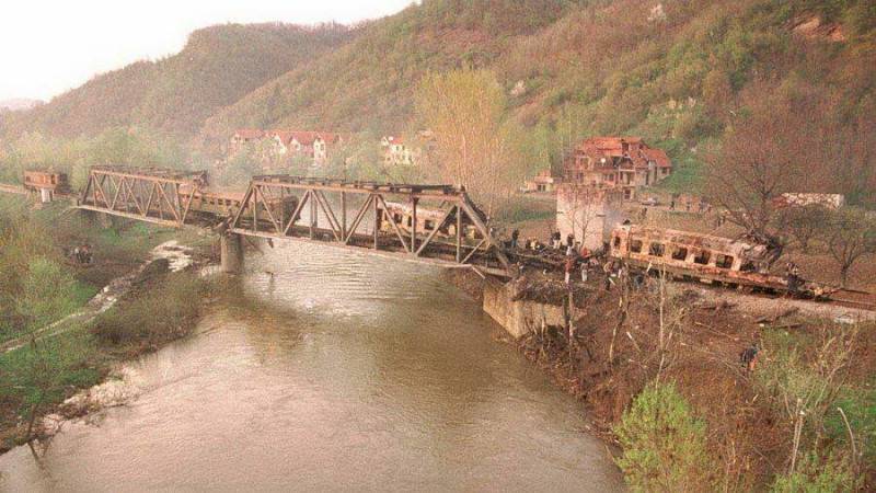 Мост и поезд после удара двух авиационных ракет. Источник: picturehistory.livejournal.com