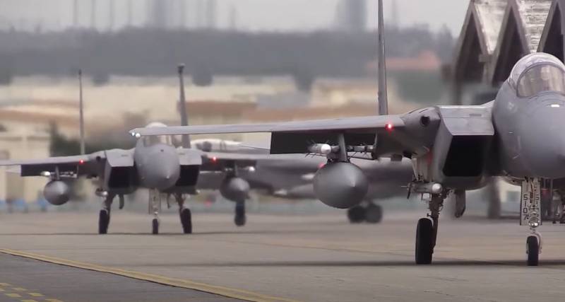 Американские ВВС выводят свои F-15 с японского острова Окинава и заменяют на истребители F-22