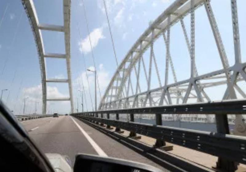 Автомобильное движение по Крымскому мосту возобновлено - в реверсивном режиме