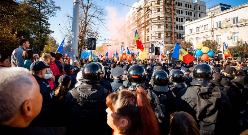 На масштабной акции протеста в Кишинёве провозглашено создание Комитета национального спасения