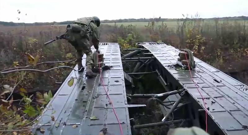 Российские разведчики в тылу противника уничтожили механизированный мост, предназначенный для переброски техники