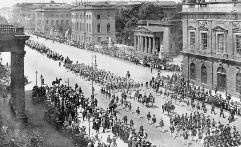 Военный парад в Берлине незадолго до Первой мировой войны.