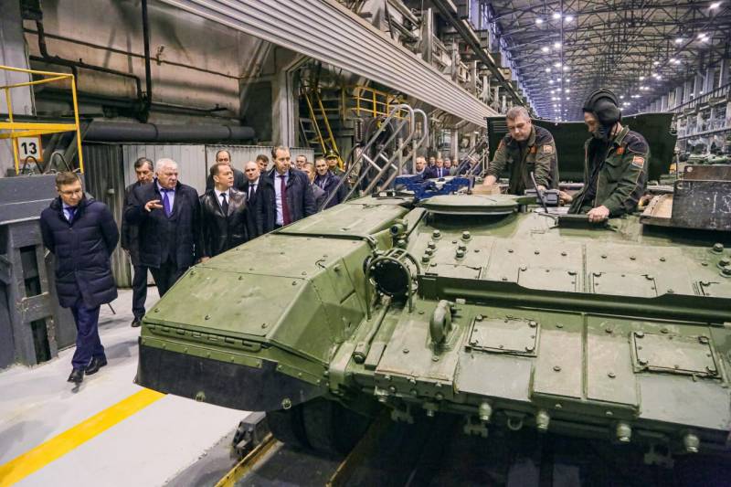 Российский ВПК кратно увеличил выпуск военной техники и вооружений по всем направлениям - Медведев