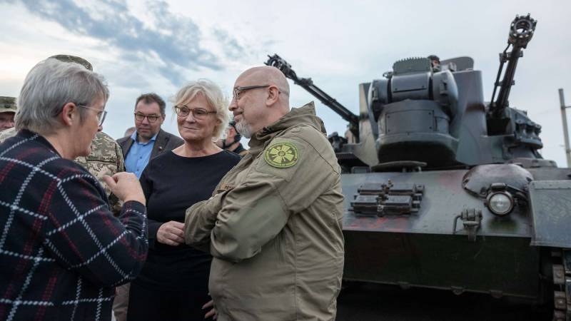 Министр обороны ФРГ Кристина Ламбрехт анонсировала поставку большой партии танков на Украину