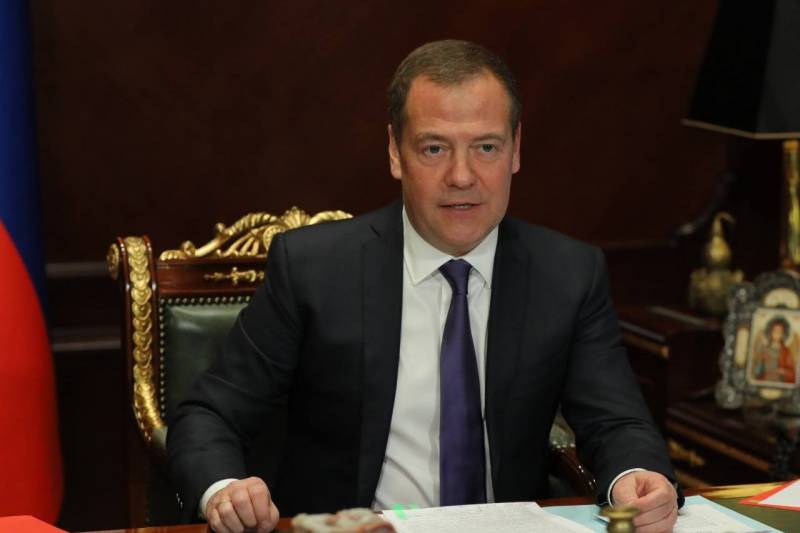 «Враг зря надеется на истощение наших запасов»: Медведев посетил предприятие по производству высокоточного оружия