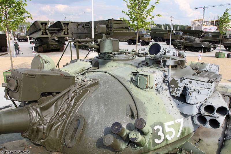 Башня танка Т-55АД. Видны пусковые установки и радиолокационная станция. Источник: vitalykuzmin.net