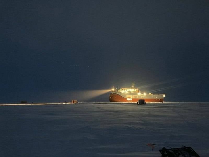 Полярная станция «Северный полюс-41» продолжает дрейф во льдах Северного Ледовитого океана