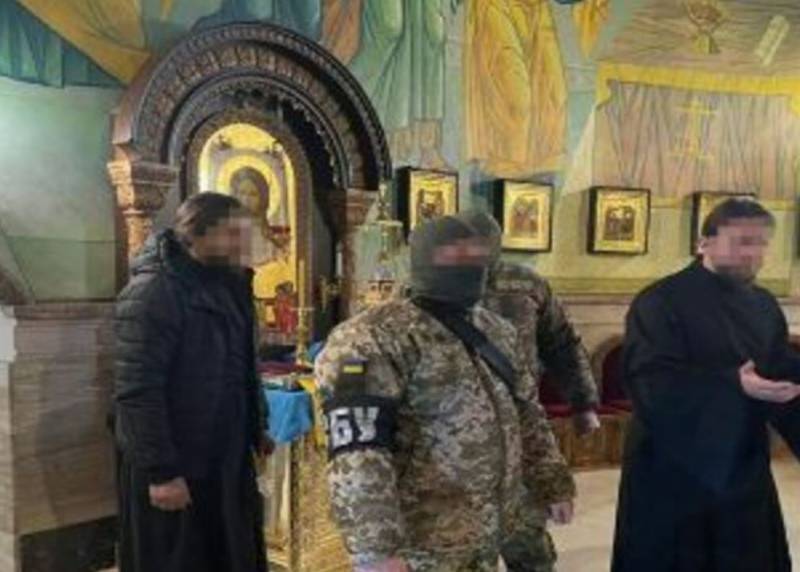 На Украине продолжились репрессии против канонической православной церкви: обыскивают собор Борисполя