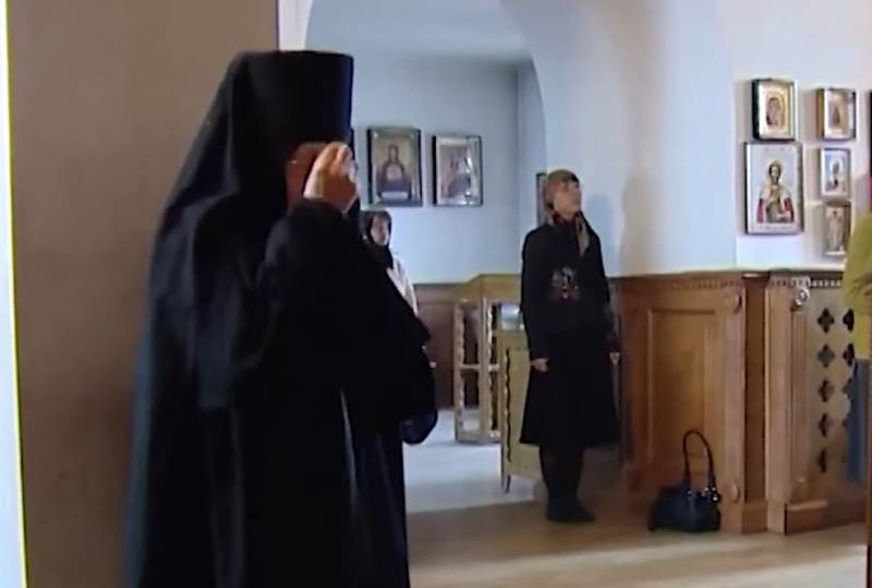 Украинские националисты проверяют на «благонадёжность» служителей церкви, заставляя их кричать «Слава Украине»