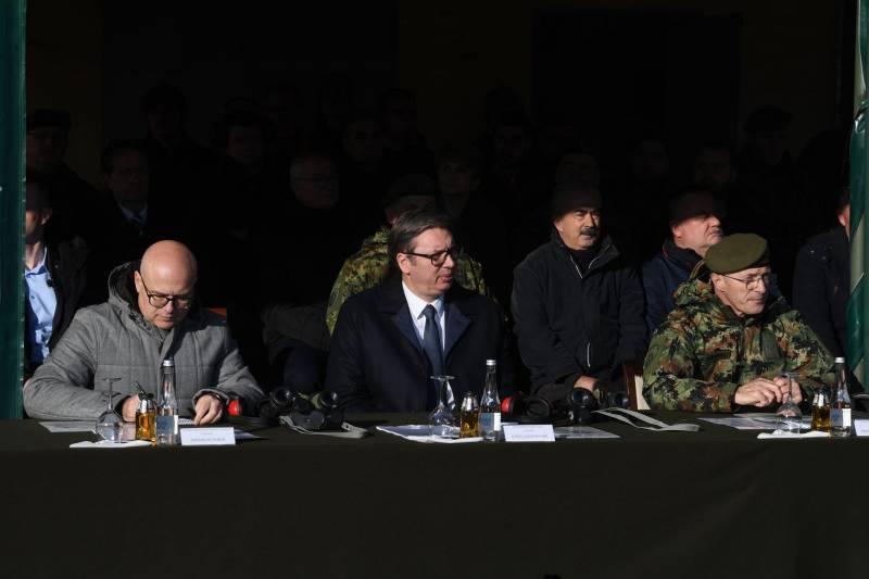 Президент Сербии совершил ночной обход подразделений, размещённых близ границы с Косово