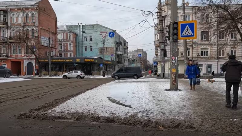 На западные средства гуманитарной помощи в Киеве открыли фотозону с изображением «горящего» Московского Кремля