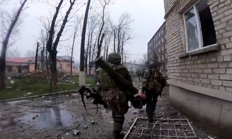 «Ночуем в одном с противником здании»: российские бойцы рассказывают о сражении за Артёмовск