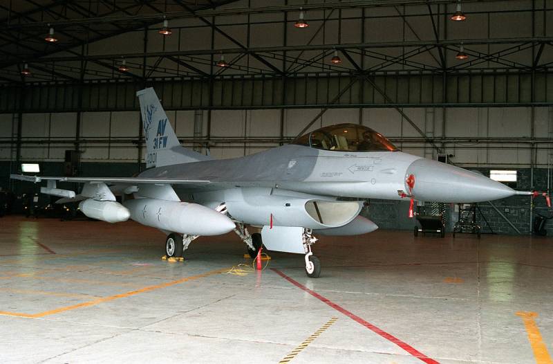 Киев запросил 24 истребителя F-16 в рамках новой военной помощи стран НАТО