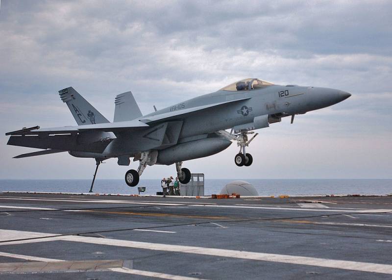 ВМС США впервые организовали ремонт двигателя самолета F/A-18E Super Hornet на борту авианосца