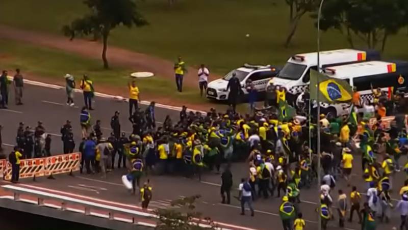 В ходе погрома в резиденции президента Бразилии нападавшие похитили оружие