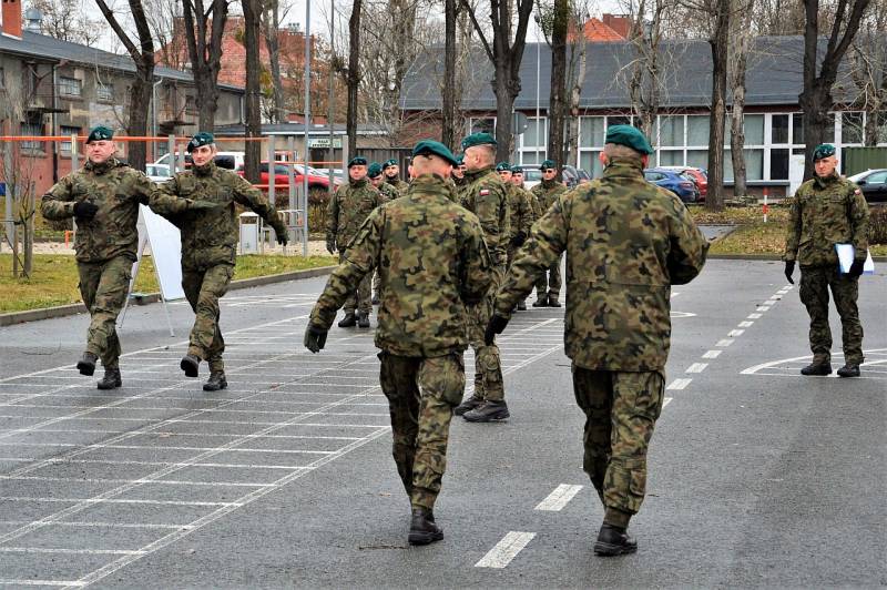 Польская пресса: Планы Минобороны значительно увеличить численность армии могут потерпеть фиаско из-за массовых увольнений военнослужащих