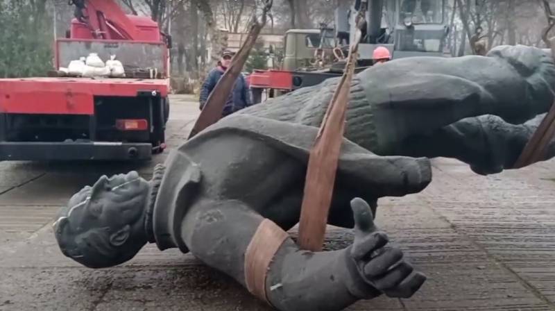 В Киеве приступили к сносу памятника летчику Валерию Чкалову