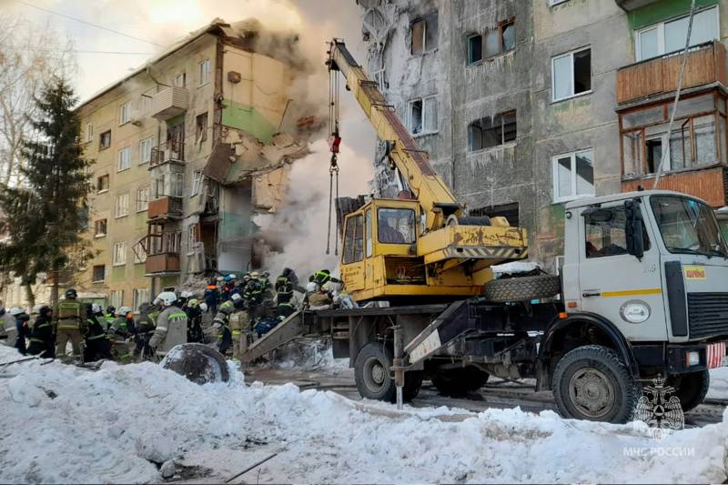 В Новосибирске произошел взрыв газа в жилом доме, обрушился подъезд