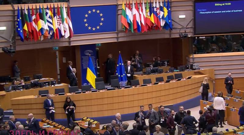 Резолюция Европарламента представляет собой призыв к киевским властям продолжать борьбу с Россией до «победы»