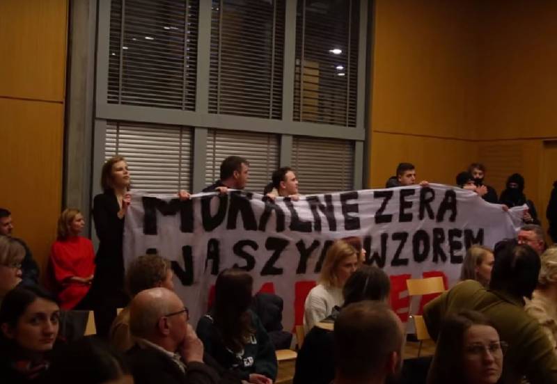 Польские активисты сорвали в Варшаве встречу с восхваляющей бандеровцев украинской писательницей Забужко