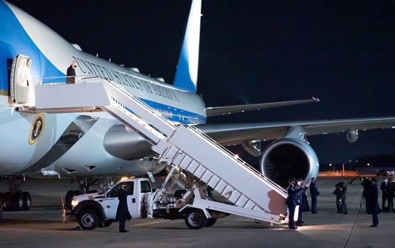 Член делегации президента США упал с трапа самолета в аэропорту Варшавы