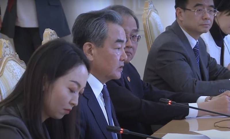 Ван И на встрече с Лавровым выразил приверженность КНР двигаться в направлении построения многополярного мира