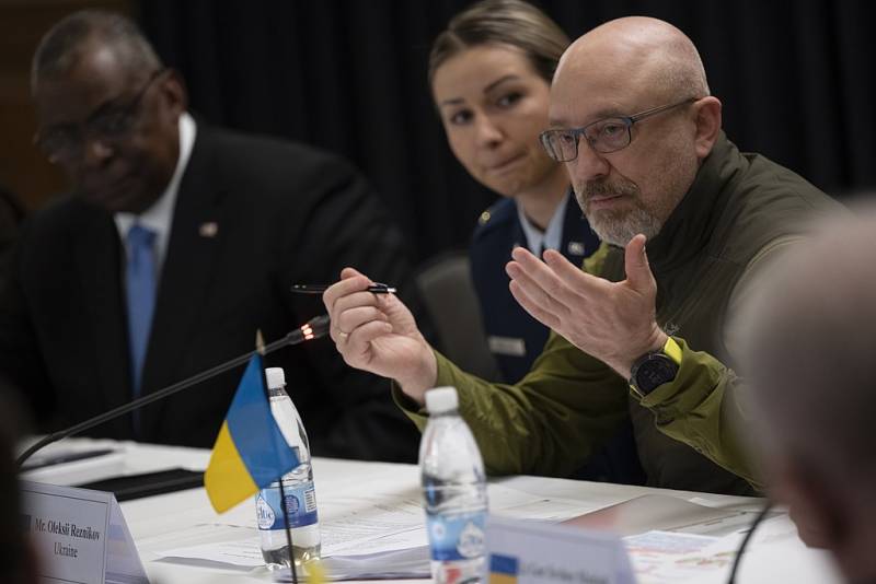 Министр обороны Украины Резников отправился на авиабазу Рамштайн обсуждать с НАТО возможность передачи ВСУ самолетов