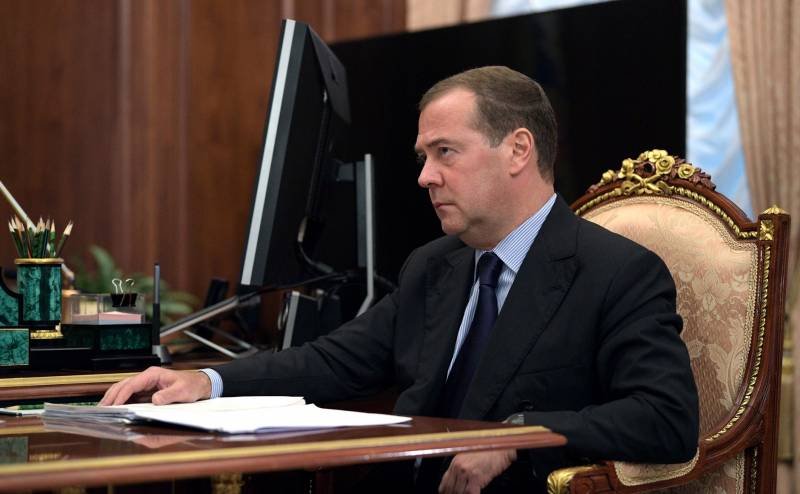 Зампред Совбеза РФ Медведев об экономике Украины: «Стремительно превращается в труху»