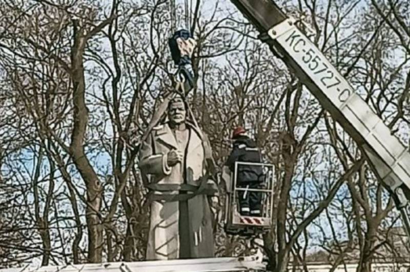 В Киеве сносят памятник генералу Ватутину, освобождавшему город от немецко-фашистских захватчиков
