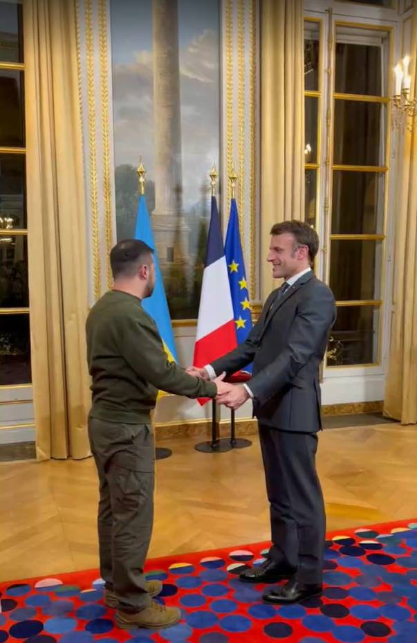 Президент Франции наградил главу киевского режима Зеленского орденом Почетного легиона