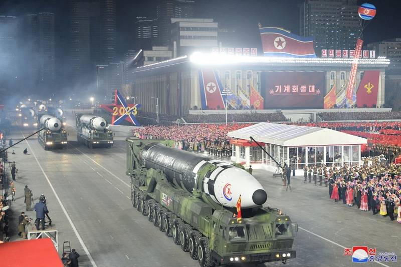 Американские эксперты выясняют, зачем КНДР продемонстрировала на параде много межконтинентальных баллистических ракет
