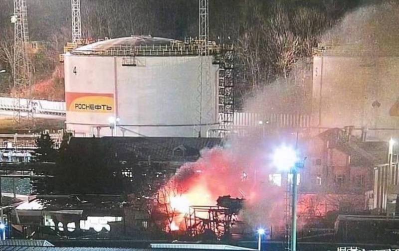 В Туапсе в ночное время на территории нефтебазы прозвучали два взрыва и начался пожар