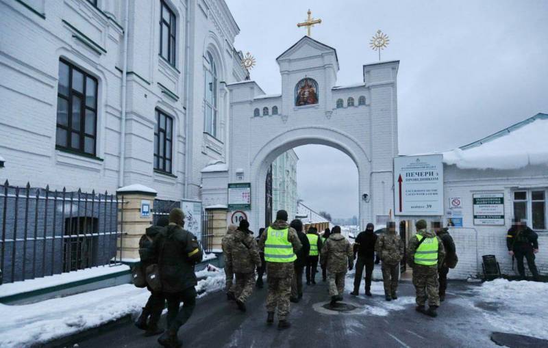 Киевский режим обязал монахов канонической УПЦ покинуть Киево-Печерскую лавру до конца марта