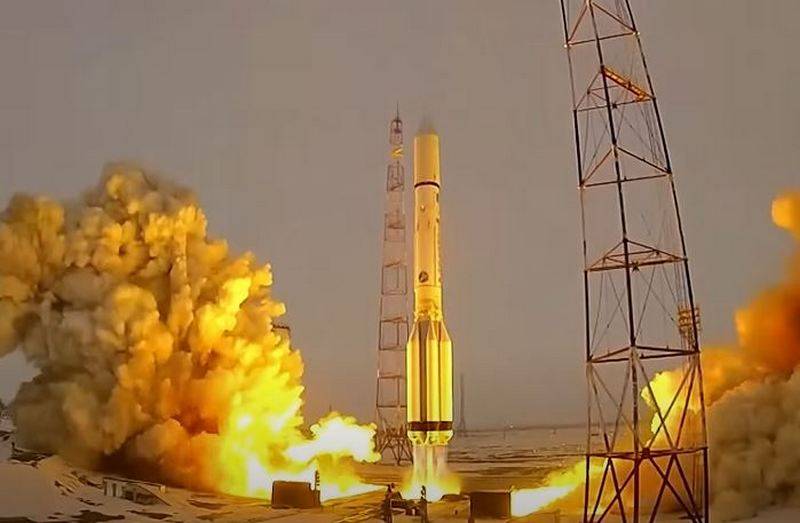 Ракета-носитель «Протон-М» со спутником-ретранслятором стартовала с космодрома Байконур