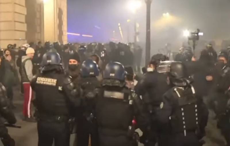 В Париже полиция задержала свыше 300 участников митингов против пенсионной реформы