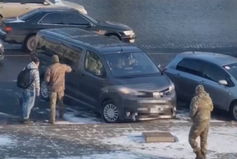 Сотрудники украинского военкомата проникли в жилище военнообязанного, пользуясь отмычкой