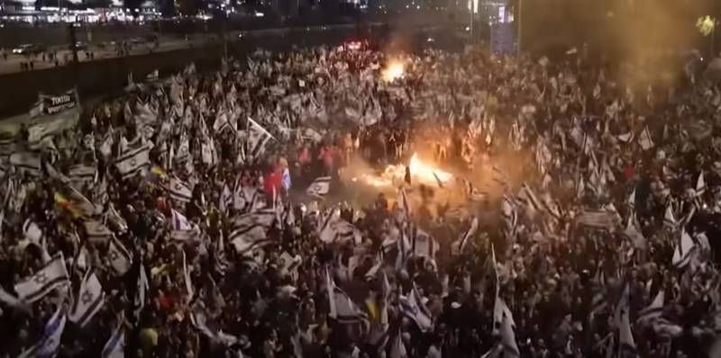 В Израиле на фоне массовых протестов и увольнения министра обороны прозвучали слова «народное восстание» и «хрупкость армии»