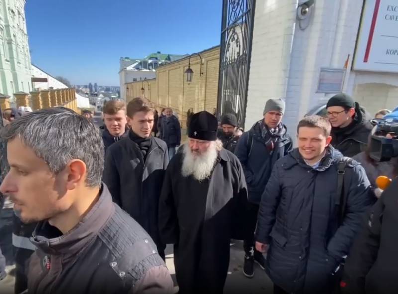 Митрополит УПЦ Павел обратился к верующим на фоне появления на территории Киево-Печерской лавры полиции с автоматами