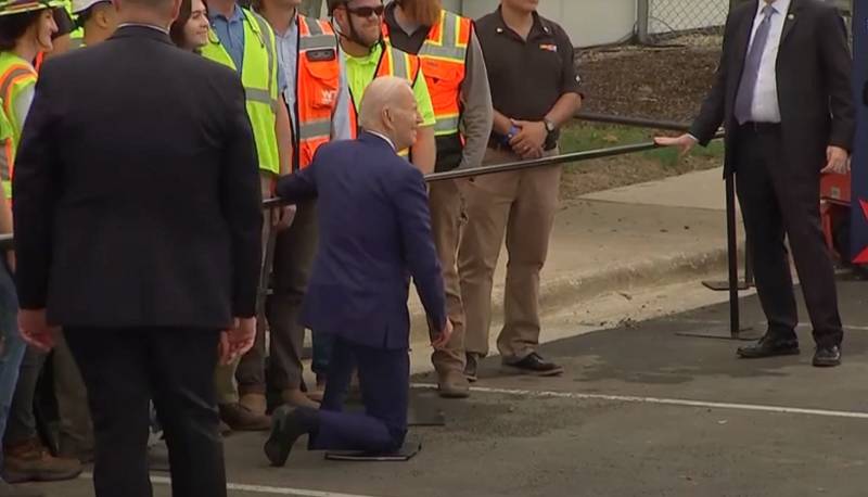 Президент США Байден встал на колено во время фотографирования с рабочими в Северной Каролине