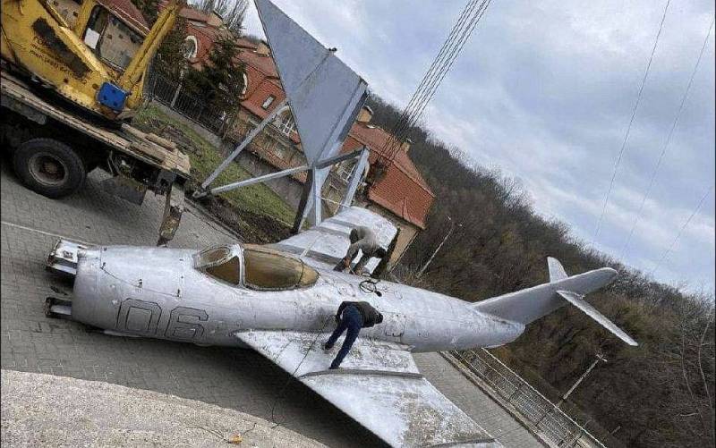 Украинский Государственный музей авиации не одобряет демонтаж советского самолета МиГ-17 в Киеве