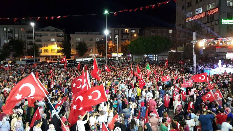 Оппозиция в Турции набирает голоса в соцопросах, что играет на руку Западу