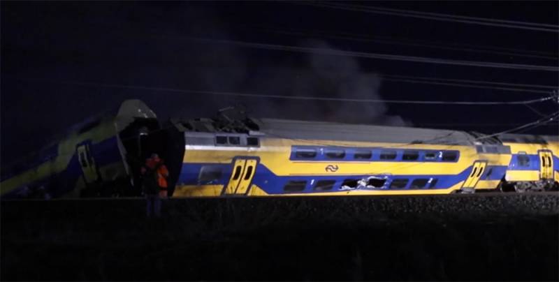Полиция Нидерландов выясняет, не было ли злого умысла в размещении на железной дороге крана, в который въехал пассажирский поезд Лейден-Гаага