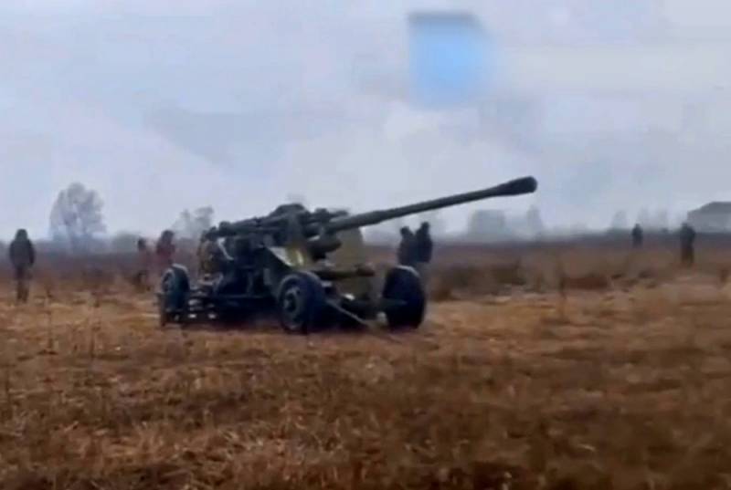 Украинские артиллеристы получили на вооружение снятые с длительного хранения советские зенитные орудия КС-19 калибра 100 мм