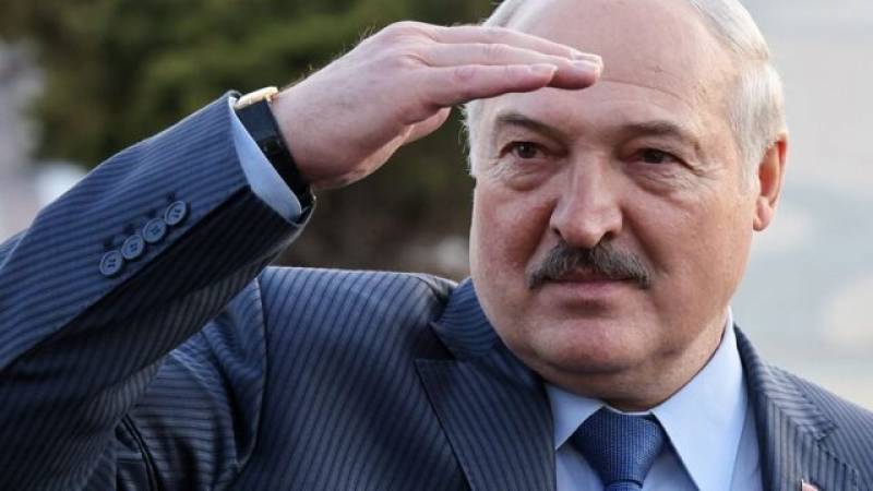 Батька Лукашенко в поисках выхода нашёл вход. Или сразу несколько