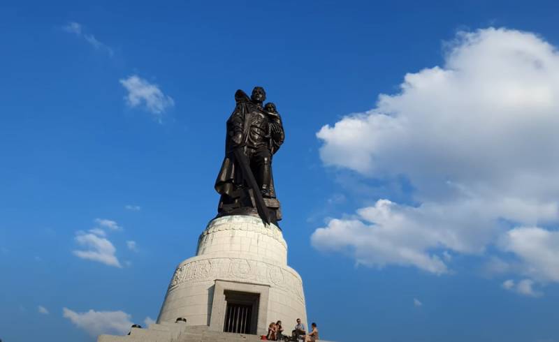 Украинский посол в Германии впервые в День Победы отказался возложить цветы к памятнику советским воинам-освободителям, но вышел исторический конфуз